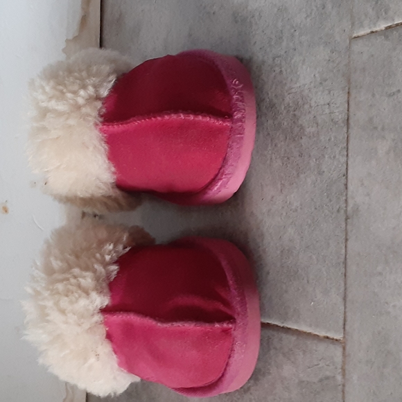 UGG  slipper  size   no trae el numero las medi  9 plugs es lo que miden - Picture 4 of 5